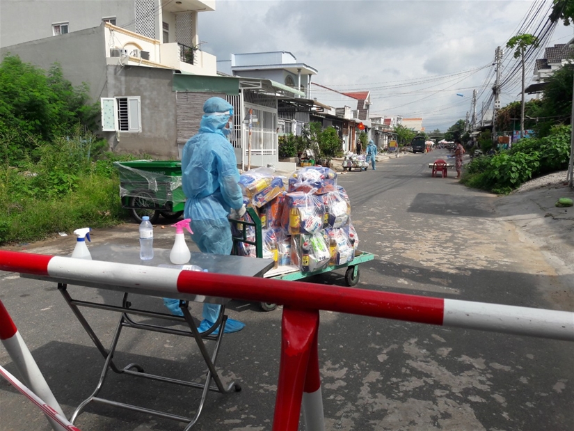 Hình ảnh: Chuyển quà hỗ trợ cho các hộ dân bị phong tỏa tại đường Nguyễn Xí